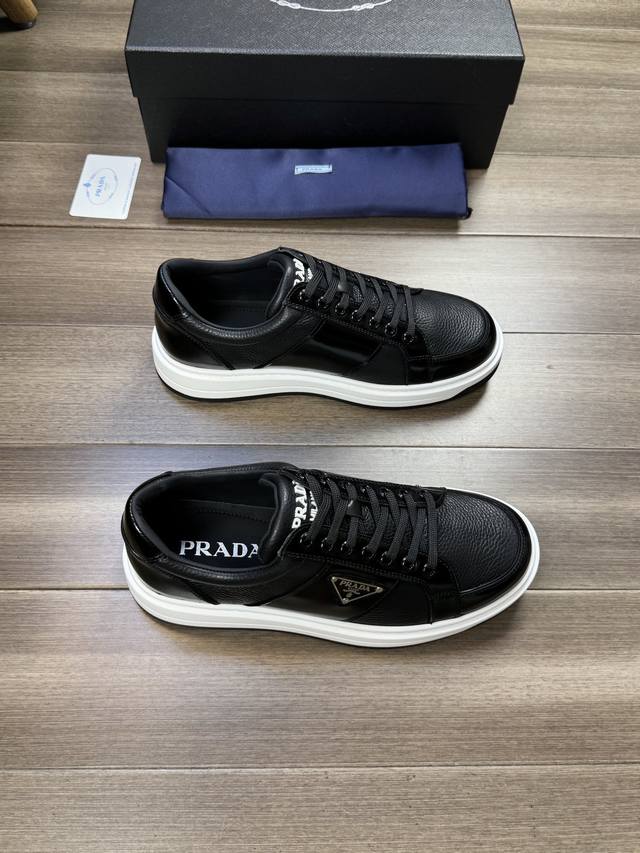 Prada 普拉达 -高端品质 原单 -鞋面：开边珠小牛皮、摔纹小牛皮、鞋身车缝品牌金属logo扣件 -内里：水染牛皮 -大底：超轻tpu发泡 橡胶；双色成型大